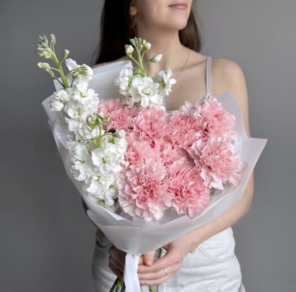 Букет из диантусов и маттиолы, артикул F1449251 - 3500 рублей, доставка по городу. Flawery - доставка цветов