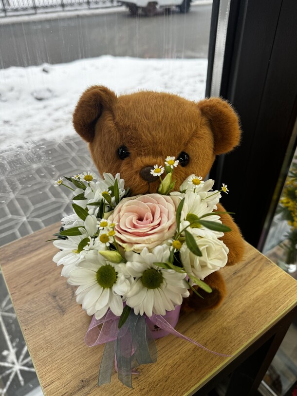 Мишка с цветами, артикул F1381930 - 2365 рублей, доставка по городу. Flawery - доставка цветов