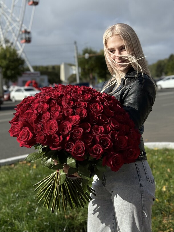 Букет 101 бордовая роза, артикул F1390846 - 38180 рублей, доставка по городу. Flawery - доставка цветов