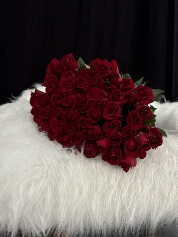 Букет из 51 бордовых роз, артикул F1409982 - 23500 рублей, доставка по городу. Flawery - доставка цветов
