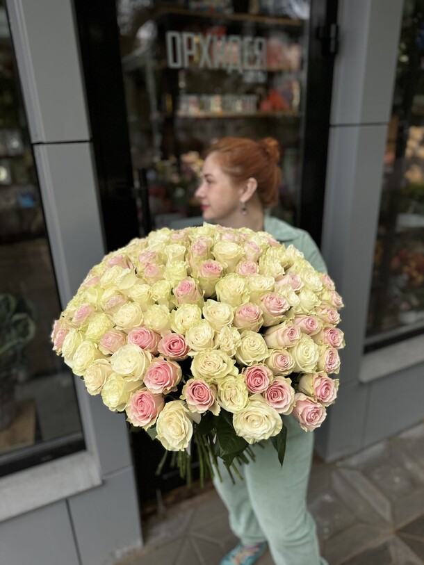 Нежный букет 101 роза, артикул F1409996 - 35350 рублей, доставка по городу. Flawery - доставка цветов