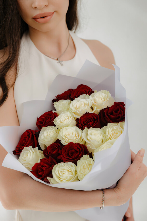 Букет из 21 розы, артикул F1415439 - 8539 рублей, доставка по городу. Flawery - доставка цветов