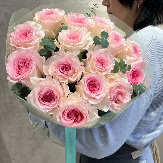 Нежный дуо букет из роз с эвкалиптом, артикул F1406257 - 12100 рублей, доставка по городу. Flawery - доставка цветов