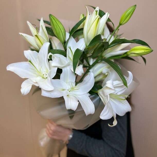 Моно букет из шикарных лилий, артикул F1406267 - 5445 рублей, доставка по городу. Flawery - доставка цветов