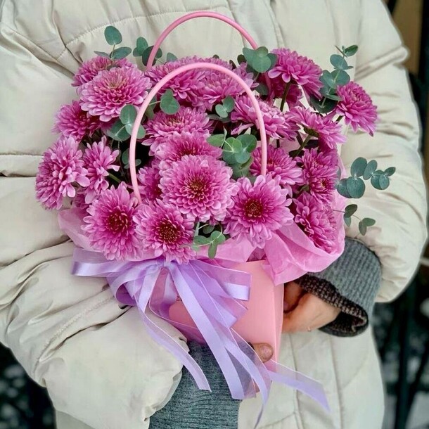 Стойкий бокс с хризантемой и эвкалиптом, артикул F1406275 - 5445 рублей, доставка по городу. Flawery - доставка цветов