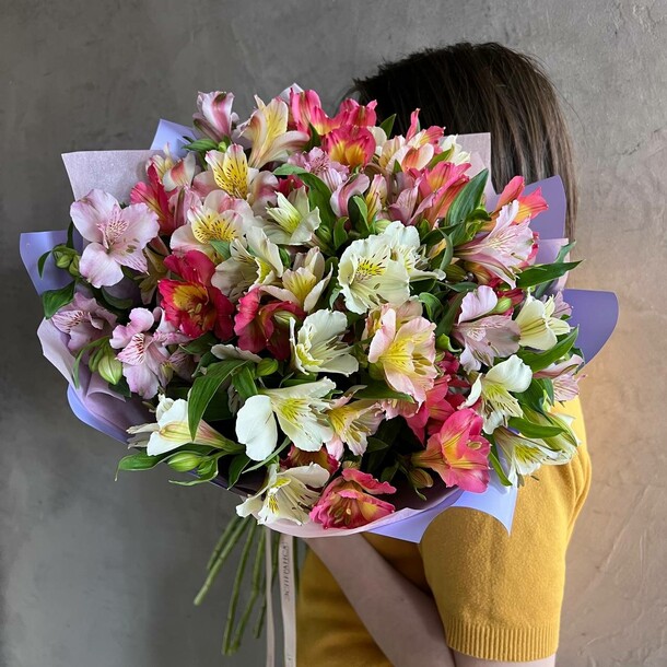 Яркий стойкий букет из альстромерий в размере xl, артикул F1410722 - 5445 рублей, доставка по городу. Flawery - доставка цветов