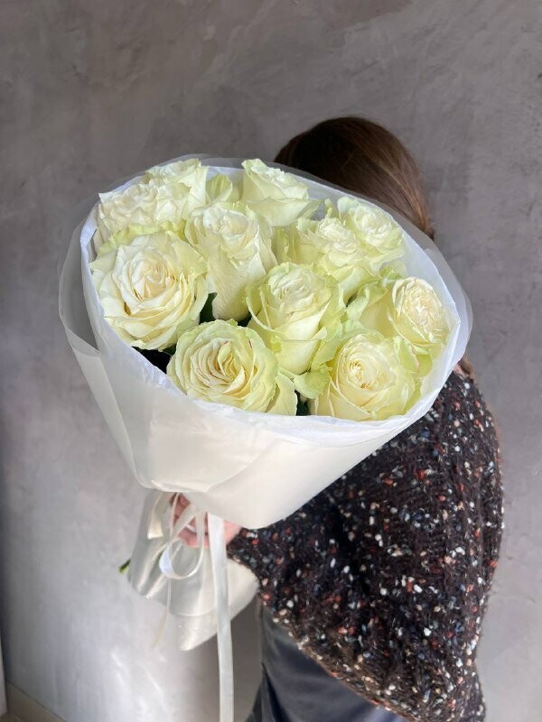 Моно букет из 11 белых роз, артикул F1468517 - 7590 рублей, доставка по городу. Flawery - доставка цветов