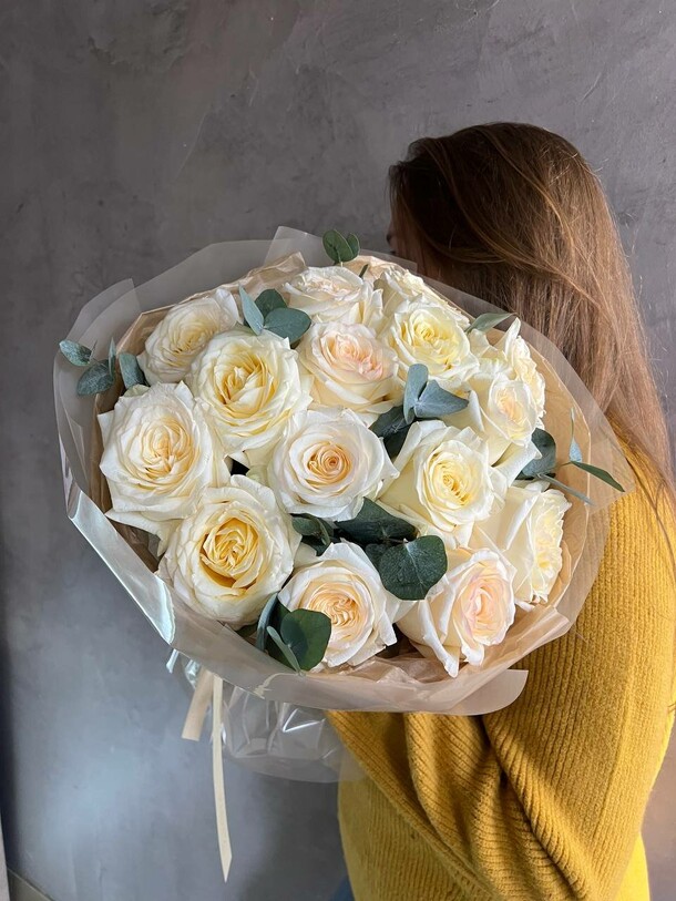 Моно из роз сорта кенделайт с эвкалиптом, артикул F1481860 - 12705 рублей, доставка по городу. Flawery - доставка цветов