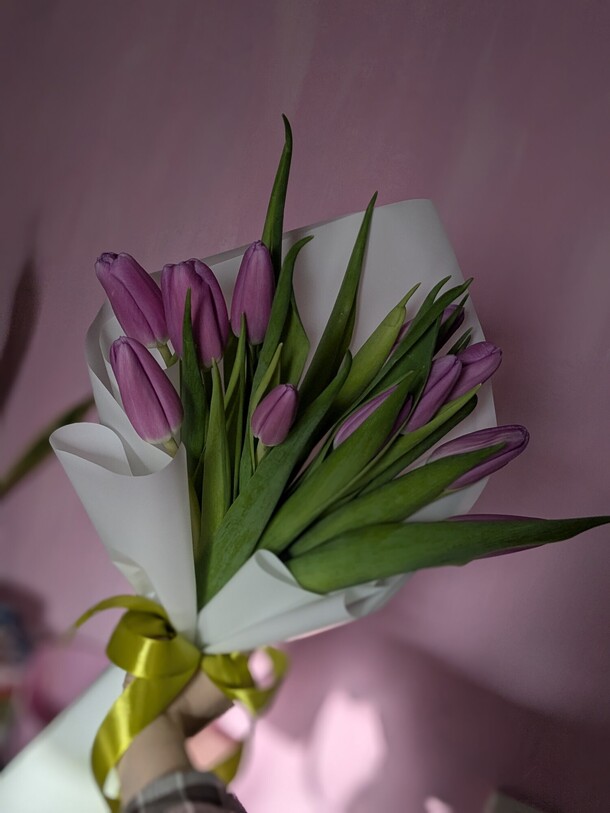 11 сиреневых тюльпанов, артикул F1393593 - 3600 рублей, доставка по городу. Flawery - доставка цветов