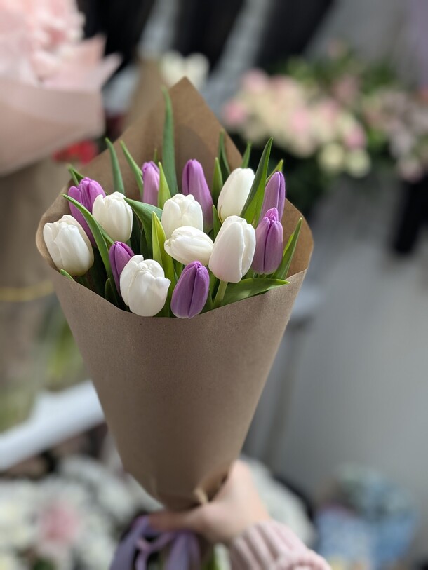 15 тюльпанов, артикул F1393615 - 4500 рублей, доставка по городу. Flawery - доставка цветов