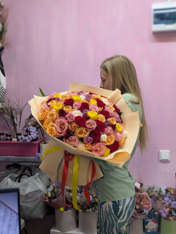 101 роза 40см микс, артикул F1410108 - 23000 рублей, доставка по городу. Flawery - доставка цветов
