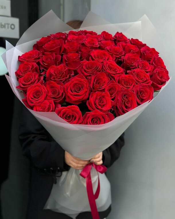 Роза красная 51, артикул F1240219 - 16070 рублей, доставка по городу. Flawery - доставка цветов