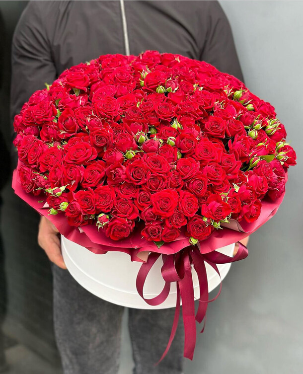 Кустовая роза красная в коробке, артикул F1240224 - 49734 рублей, доставка по городу. Flawery - доставка цветов