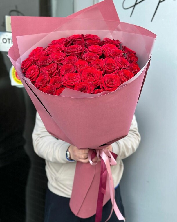 Роза красная 39 шт, артикул F1240258 - 14905 рублей, доставка по городу. Flawery - доставка цветов