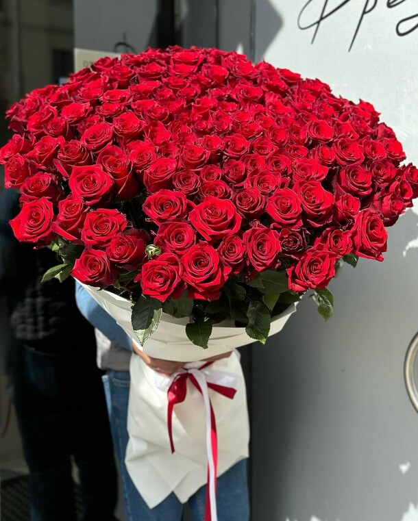 Роза красная 101 шт, артикул F1240262 - 34103 рублей, доставка по городу. Flawery - доставка цветов