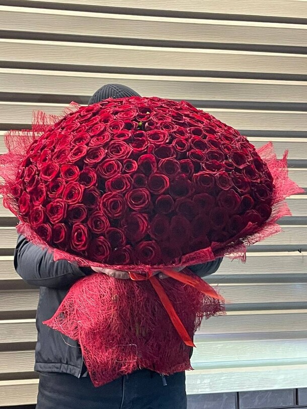 101 красная роза, артикул F1290628 - 48586 рублей, доставка по городу. Flawery - доставка цветов