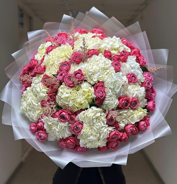 Гортензия с кустовыми розами, артикул F1290678 - 55777 рублей, доставка по городу. Flawery - доставка цветов