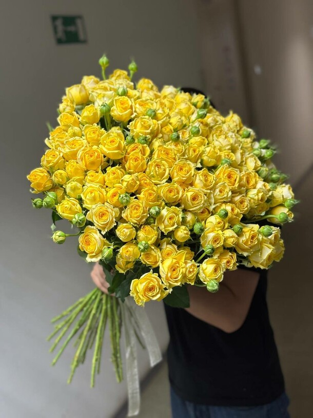 Кустовая роза желтая, артикул F1332435 - 51718 рублей, доставка по городу. Flawery - доставка цветов