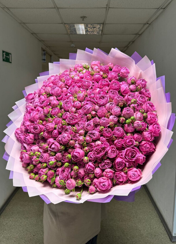 101 роза кустовая пионовидная, артикул F1333243 - 66127 рублей, доставка по городу. Flawery - доставка цветов