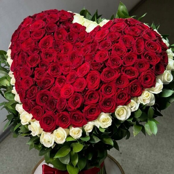 151 роза в форме сердца, артикул F1377576 - 81627 рублей, доставка по городу. Flawery - доставка цветов
