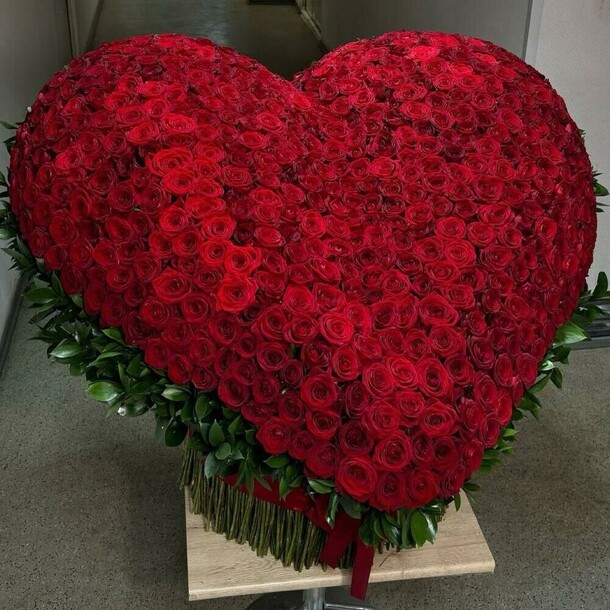 551 роза красная сердце, артикул F1377584 - 632636 рублей, доставка по городу. Flawery - доставка цветов