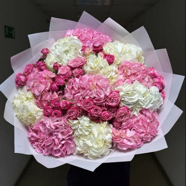 Гортензия с кустовой розой, артикул F1384774 - 25036 рублей, доставка по городу. Flawery - доставка цветов