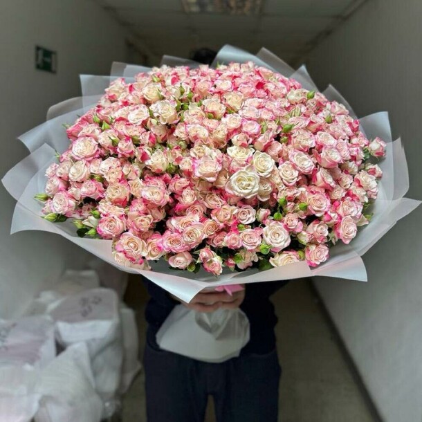 101 кустовая роза, артикул F1384799 - 72673 рублей, доставка по городу. Flawery - доставка цветов