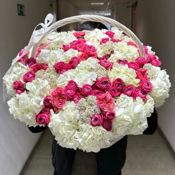 Корзина с гортензией с кустовой розой, артикул F1386175 - 63400 рублей, доставка по городу. Flawery - доставка цветов