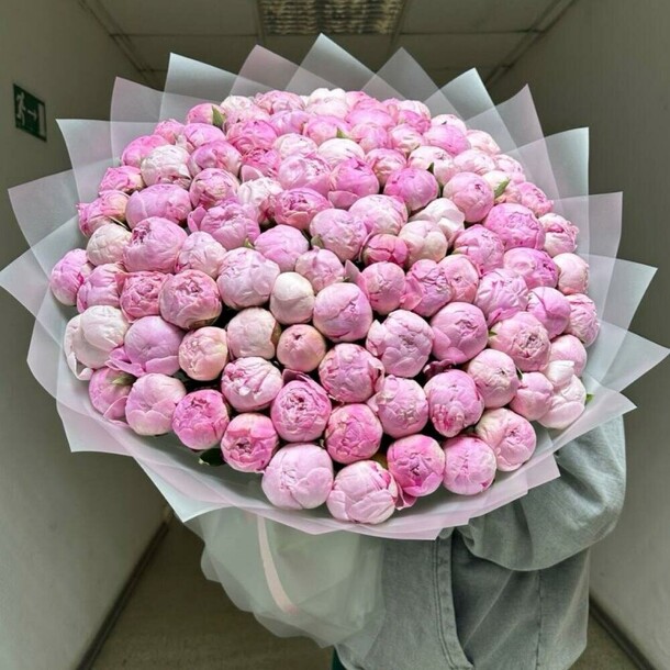 Букет из 101 пионов сара беранар, артикул F1386201 - 127764 рублей, доставка по городу. Flawery - доставка цветов