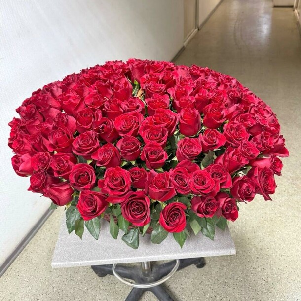 101 роза красная в корзине, артикул F1386219 - 89082 рублей, доставка по городу. Flawery - доставка цветов