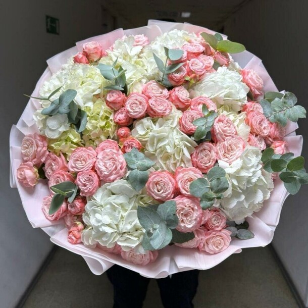 Букет из кустовых роз с гортензией, артикул F1386277 - 27264 рублей, доставка по городу. Flawery - доставка цветов