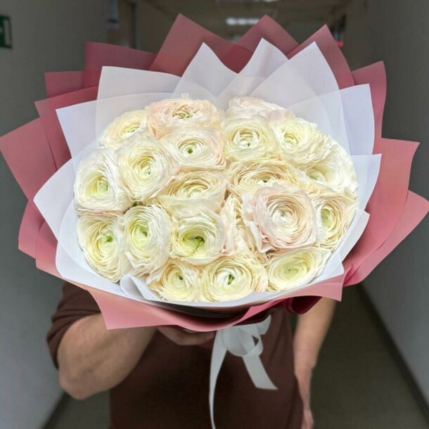 Букет из 19 ранункулюсов, артикул F1386298 - 30855 рублей, доставка по городу. Flawery - доставка цветов