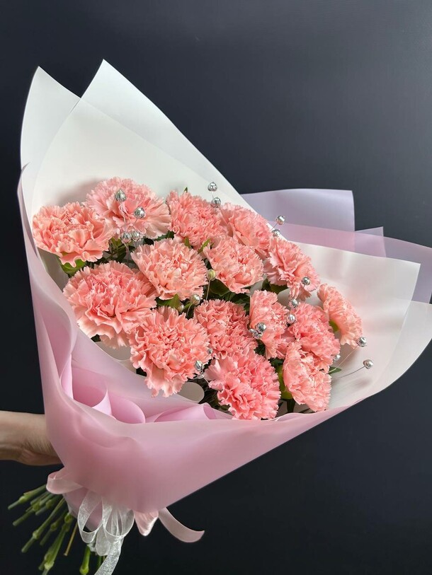 Монобукет из 15 гвоздик и серебряных коробочек льна, артикул F1248922 - 4759 рублей, доставка по городу. Flawery - доставка цветов