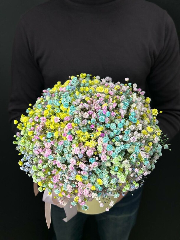 Радужная гипсофила в шляпной коробке, артикул F1254589 - 4114 рублей, доставка по городу. Flawery - доставка цветов