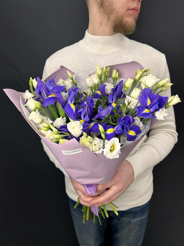 Букет из белой эустомы и синих ирисов, артикул F1294445 - 8254 рублей, доставка по городу. Flawery - доставка цветов