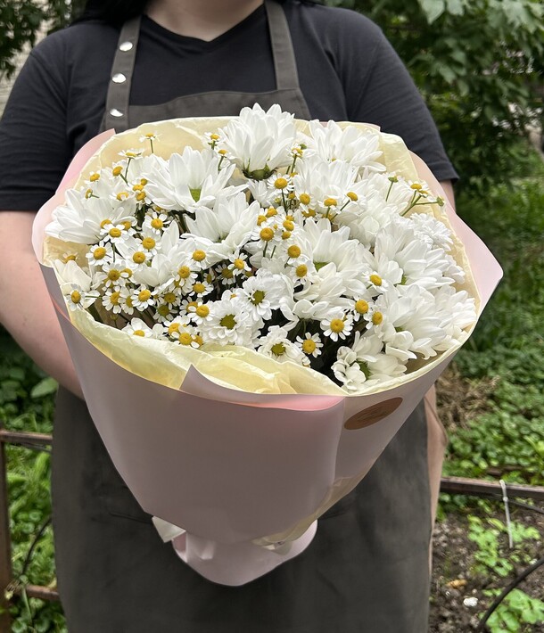 Букет ромашек, артикул F1319346 - 4235 рублей, доставка по городу. Flawery - доставка цветов