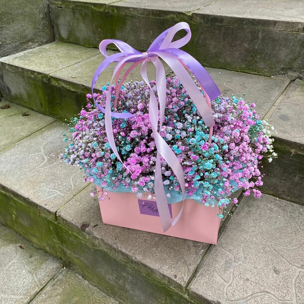 Цветная гипсофила в сумочке, артикул F1319409 - 3594 рублей, доставка по городу. Flawery - доставка цветов
