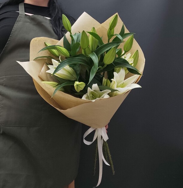 Букет из 3 лилий в крафте, артикул F1320503 - 5258 рублей, доставка по городу. Flawery - доставка цветов