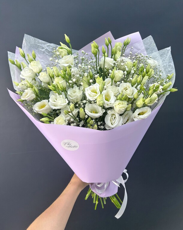 Букет из белых лизиантусов и гипсофилы, артикул F1320504 - 6413 рублей, доставка по городу. Flawery - доставка цветов
