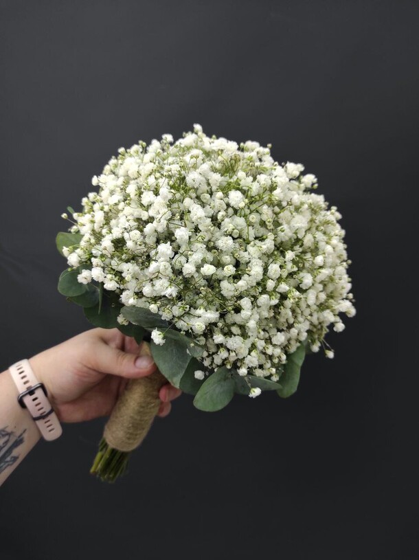 Букет невесты из гипсофилы с эвкалиптом, артикул F1320505 - 4770 рублей, доставка по городу. Flawery - доставка цветов