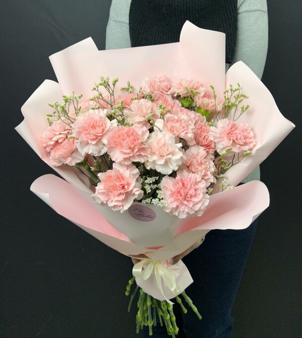 Букет из гвоздики и лимониума, артикул F1332884 - 5258 рублей, доставка по городу. Flawery - доставка цветов