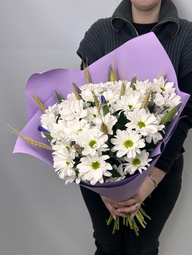 Букет ромашек и ирисов, артикул F1351807 - 6776 рублей, доставка по городу. Flawery - доставка цветов