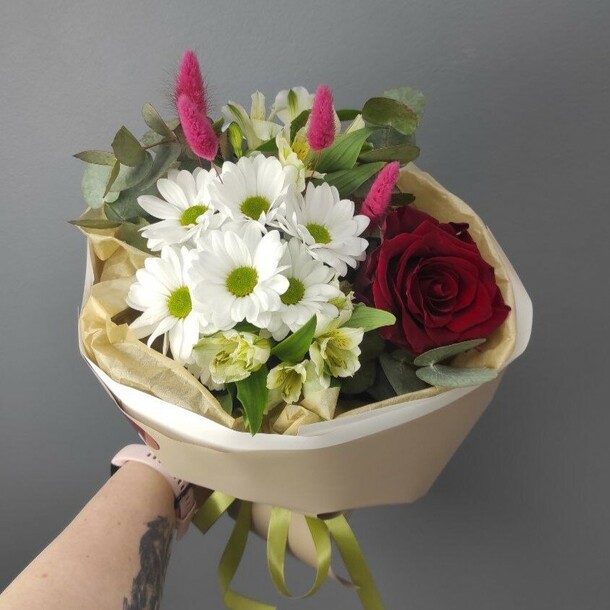 Букет комплимент с розой и хризантемой., артикул F1368248 - 3267 рублей, доставка по городу. Flawery - доставка цветов