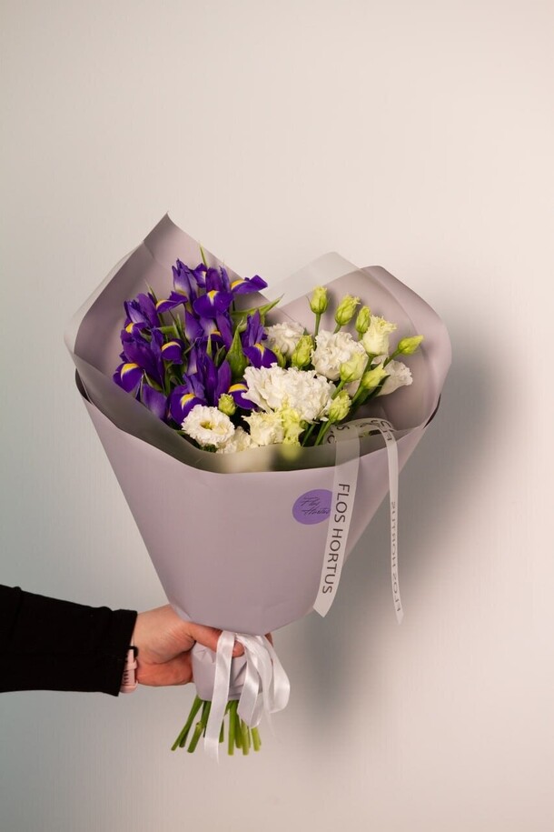 Дуо-букет из эустомы и ирисов, артикул F1384910 - 4912 рублей, доставка по городу. Flawery - доставка цветов