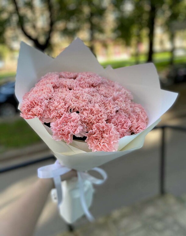 Букет из розовых гвоздик, артикул F1415592 - 5473 рублей, доставка по городу. Flawery - доставка цветов