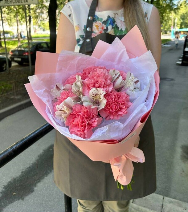 Мини-букет из гвоздик и альстромерий, артикул F1415638 - 2765 рублей, доставка по городу. Flawery - доставка цветов