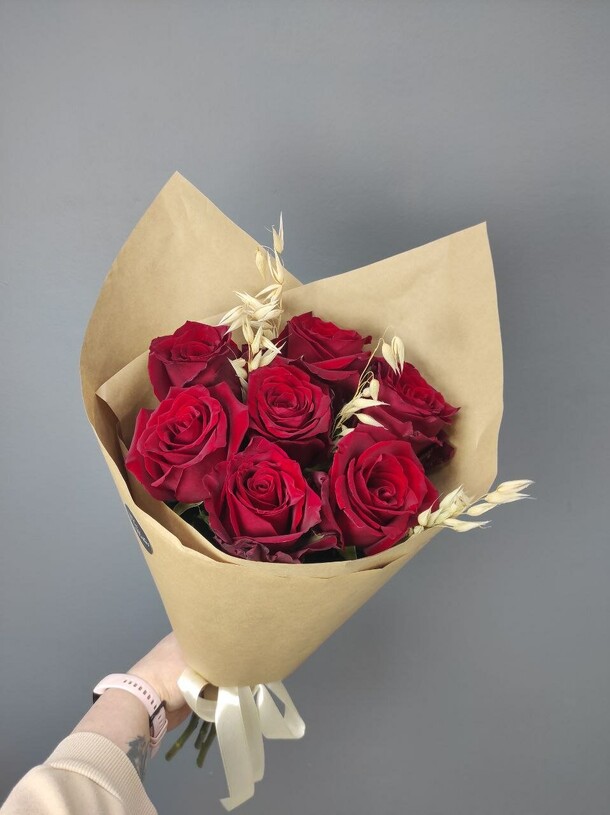 Монобукет из красной розы 7шт., артикул F1444164 - 3969 рублей, доставка по городу. Flawery - доставка цветов