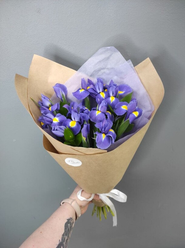 Монобукет из ирисов с зеленью, артикул F1444171 - 2916 рублей, доставка по городу. Flawery - доставка цветов