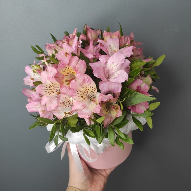 Цветочная композиция с альстромерией s, артикул F1455077 - 3993 рублей, доставка по городу. Flawery - доставка цветов