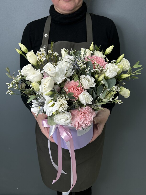 Композиция с эустомой и гвоздиками, артикул F1480141 - 3794 рублей, доставка по городу. Flawery - доставка цветов